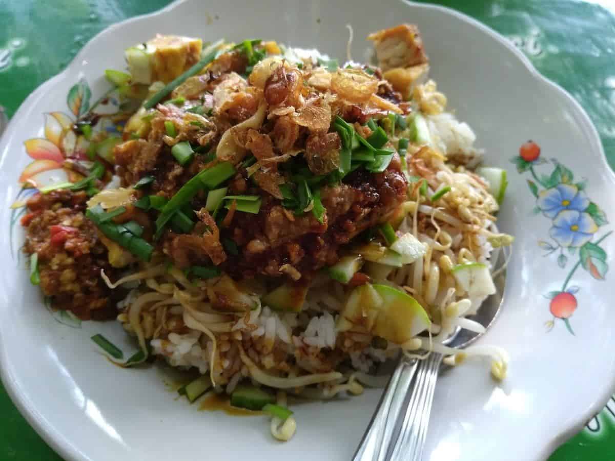 Sega Lengko, 1. Tahu Hasan (Tahu Aci), 2. Sega Lengko, 3. Rujak Teplak, 4. Kemronyos, 5. Tahu Upil, 6. Kupat Bongkok, 7. Kupat Glabed, 8. Nasi Bogana, 9. Nasi Ponggol, 10. Nasi Langgi, 11. Glotak, 12. Soto Sedap Malam Jenggot