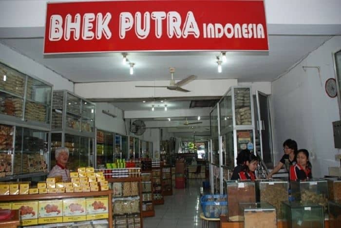 Toko Bhek Putra, 1. Toko Oleh-Oleh Panen Raya Surabaya, 2. Toko Bhek Putra, 3. Toko Wisata Rasa, 4. Pasar Turi, 5. Pasar Genteng Baru Surabaya, 6. Sambal Bu Rudy, 7. Sirop Mangrove Bogem, 8. Bunarendang, 9. Spikoe Resep Kuno, 10. Cak Cuk