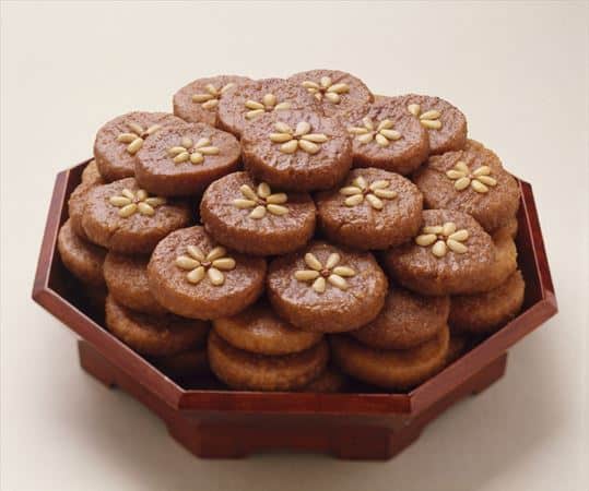 Yakgwa, 1. Bungeo-ppang, 2. Hotteok, 3. Kkul-tarae, 4. Yakgwa, 5. Bupyeon, 6. Dasik, 7. Bukkumi, 8. Yumilgwa, 9. Yaksik, 10. Hwangnam, 11. Gangjeong, 12. Jeonggwa