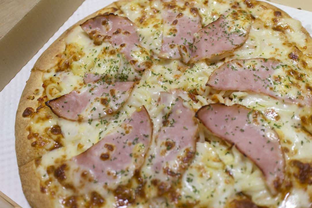 pizza school, 1. Harga Makanan Street Food, 2. Harga Makanan di Restoran Cepat Saji Internasional, 3. Harga Makanan di Restoran Cepat Saji Lokal, 4. Harga Makanan di Kedai Makan, 5. Harga Makanan di Restoran