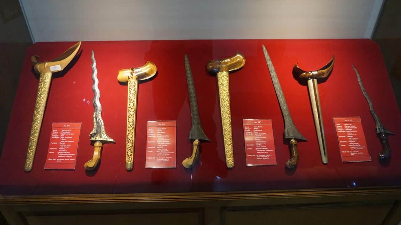 Museum Keris Nasional, 1. Museum Keraton Surakarta, 2. Museum Radya Pustaka Surakarta, 3. Museum Pers Nasional, 4. Museum Pesanggrahan Langenharjo, 5. Museum Keris Nasional, 6. Museum Batik Danar Hadi, 7. Museum Fosil Sangiran, 8. Museum Bank Indonesia Surakarta, 9. Museum Samanhoedi, 10. Tumurun Private Museum