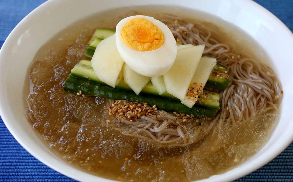 Naengmyeon, 1. Raengmyeon, 2. Injo Gogi Bab, 3. Dan Gogiguk, 4. Seafood khas Pesisir Korea Utara, 5. Aneka Daging, 6. Sinseollo, 7. Pansangi, 8. Kimchi, 9. Duck BBQ, 11. Dubu Bab, 12. Air Koryeo Burger
