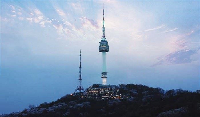 Namsan Tower, 1. Pulau Jeju (Jeju Island), 2. Sky Rose Garden, 3. Pulau Nami, 4. Namsan Tower, 5. Coex Mall, 6. Stadion Olahraga Jamsil, 7. Cheonggyecheon Stream, 8. Lotte World, 9. Banpo Bridge Park, 10. Seoullo 7017