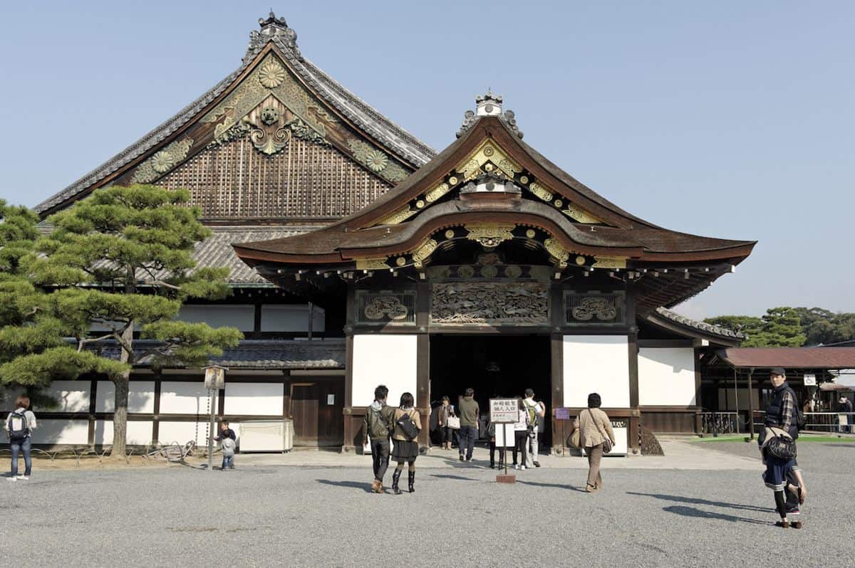 Nijo Castle, 1. Fushimi Inari Taisha, 2. Arashiyama, 3. Kuil Kinkakuji, 4. Nijo Castle, 6. Kiyomizudera, 7. Kyoto Tower, 8. Kuil Yasaka, 9. Pasar Nishiki, 10. Kyoto Gosho, 11. Tenryū-ji, 12. Museum Nasional Kyoto, 13. Heian Jingū, 14. Tō-ji, 15. Ginkaku-ji