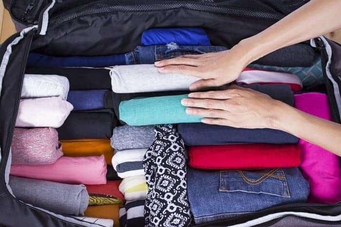 Bawalah Pakaian yang Paling Tebal atau Berat, 1. Siapkan Baju, 2. Bawa Pakaian yang Paling Tebal, 3. Gulung Semua Pakaian, 4. Simpan Baju Sesuai Waktu Pemakaian, 5. Gunakan Metode “Piramida”, 6. Gunakan Kantong Kedap Udara, 7. Manfaatkan Tas Kecil, 8. Jangan Menyisakan Ruang Kosong
