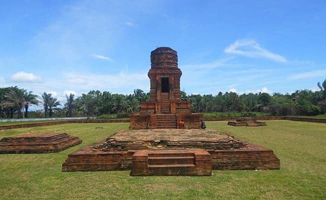Candi Bahal, 1. Tor Simarsayang, 2. Aek Sijorni, 3. Goa Sayur Matinggi, 4. Air Terjun Silima-Lima, 5. Sipenggeng Rock, 6. Air Terjun Sampuran Damparan, 7. Danau Tao, 8. Danau Siais Batangtoru, 9. Candi Bahal, 10. Puncak JB Padangsidimpuan