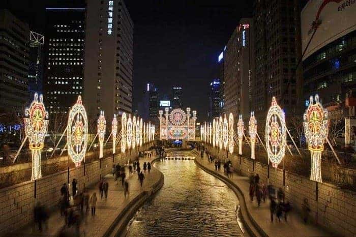 Cheonggyecheon Stream, 1. Pulau Jeju (Jeju Island), 2. Sky Rose Garden, 3. Pulau Nami, 4. Namsan Tower, 5. Coex Mall, 6. Stadion Olahraga Jamsil, 7. Cheonggyecheon Stream, 8. Lotte World, 9. Banpo Bridge Park, 10. Seoullo 7017