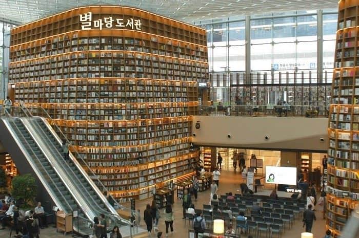 Coex Mall, 1. Pulau Jeju (Jeju Island), 2. Sky Rose Garden, 3. Pulau Nami, 4. Namsan Tower, 5. Coex Mall, 6. Stadion Olahraga Jamsil, 7. Cheonggyecheon Stream, 8. Lotte World, 9. Banpo Bridge Park, 10. Seoullo 7017