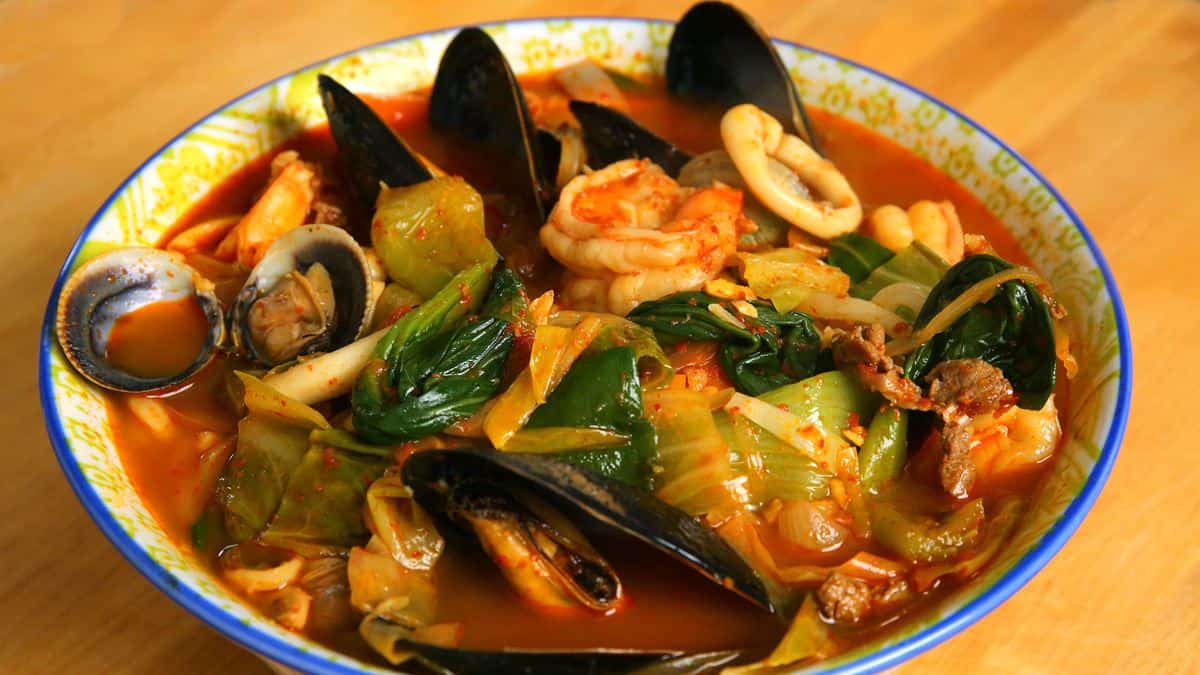 Jjampong, 1. Ramyun, 2. Jajangmyeon, 3. Budae Jjigae, 4. Japchae, 5. Naengmyeon, 6. Kalguksu, 7. Makguksu, 8. Bibim Guksu, 9. Jjampong, 10. Milmyeon