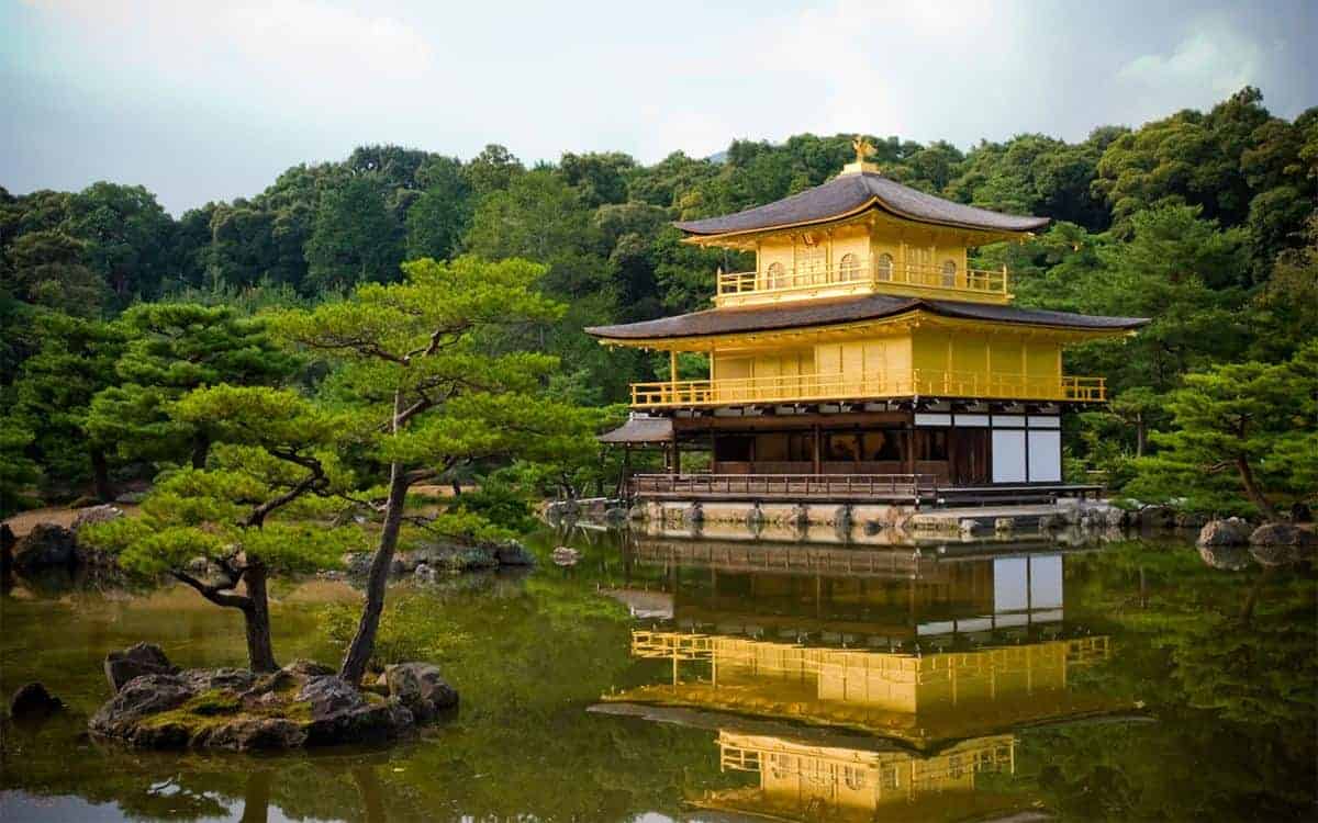 Kuil Kinkakuji, 1. Fushimi Inari Taisha, 2. Arashiyama, 3. Kuil Kinkakuji, 4. Nijo Castle, 6. Kiyomizudera, 7. Kyoto Tower, 8. Kuil Yasaka, 9. Pasar Nishiki, 10. Kyoto Gosho, 11. Tenryū-ji, 12. Museum Nasional Kyoto, 13. Heian Jingū, 14. Tō-ji, 15. Ginkaku-ji