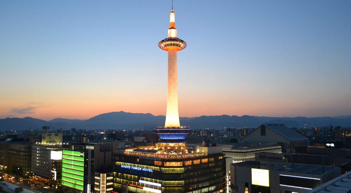 Kyoto Tower, 1. Fushimi Inari Taisha, 2. Arashiyama, 3. Kuil Kinkakuji, 4. Nijo Castle, 6. Kiyomizudera, 7. Kyoto Tower, 8. Kuil Yasaka, 9. Pasar Nishiki, 10. Kyoto Gosho, 11. Tenryū-ji, 12. Museum Nasional Kyoto, 13. Heian Jingū, 14. Tō-ji, 15. Ginkaku-ji