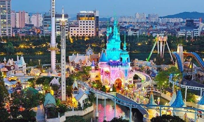 Lotte World, 1. Pulau Jeju (Jeju Island), 2. Sky Rose Garden, 3. Pulau Nami, 4. Namsan Tower, 5. Coex Mall, 6. Stadion Olahraga Jamsil, 7. Cheonggyecheon Stream, 8. Lotte World, 9. Banpo Bridge Park, 10. Seoullo 7017