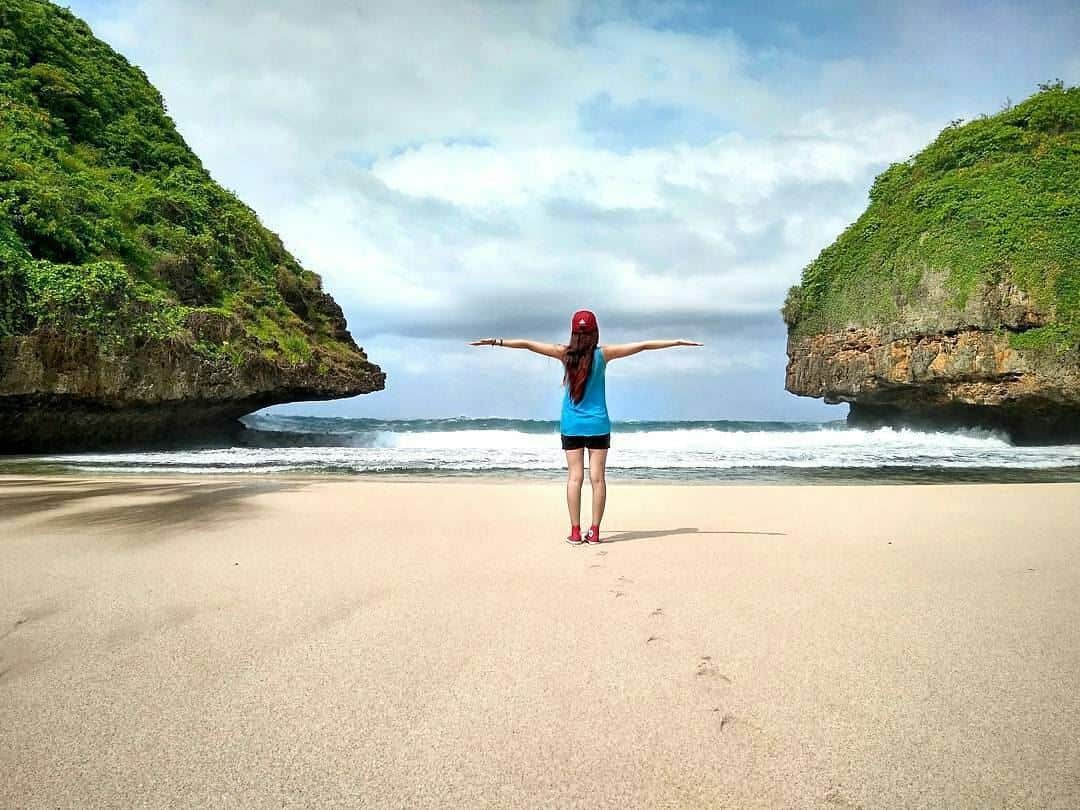 Pantai Greweng, 1. Pantai Widodaren, 2. Pantai Sedahan, 3. Pantai Kesirat, 4. Pantai Jungwok, 5. Pantai Greweng, 6. Pantai Ngrawah, 7. Pantai Srakung, 8. Pantai Wohkudu, 9. Pantai Wedi Ombo, 10. Pantai Peyuyon