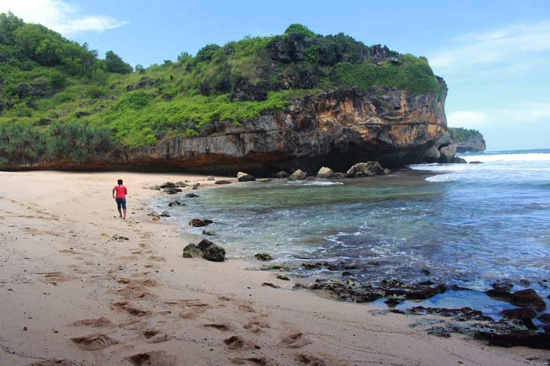 Pantai Ngrawah, 1. Pantai Widodaren, 2. Pantai Sedahan, 3. Pantai Kesirat, 4. Pantai Jungwok, 5. Pantai Greweng, 6. Pantai Ngrawah, 7. Pantai Srakung, 8. Pantai Wohkudu, 9. Pantai Wedi Ombo, 10. Pantai Peyuyon