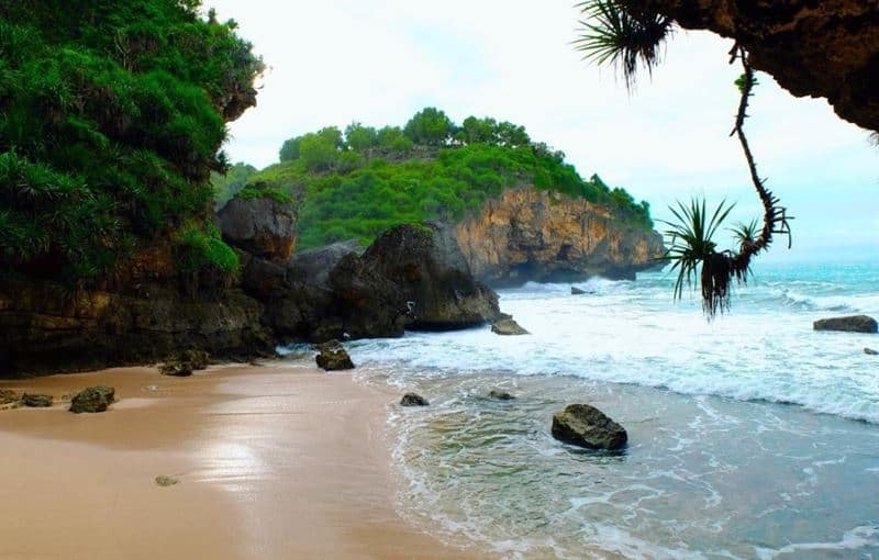 Pantai Peyuyon, 1. Pantai Widodaren, 2. Pantai Sedahan, 3. Pantai Kesirat, 4. Pantai Jungwok, 5. Pantai Greweng, 6. Pantai Ngrawah, 7. Pantai Srakung, 8. Pantai Wohkudu, 9. Pantai Wedi Ombo, 10. Pantai Peyuyon