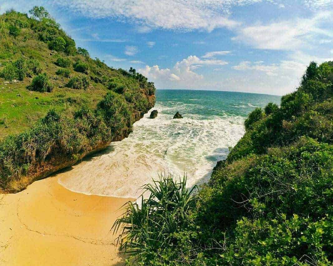 Pantai Srakung, 1. Pantai Widodaren, 2. Pantai Sedahan, 3. Pantai Kesirat, 4. Pantai Jungwok, 5. Pantai Greweng, 6. Pantai Ngrawah, 7. Pantai Srakung, 8. Pantai Wohkudu, 9. Pantai Wedi Ombo, 10. Pantai Peyuyon