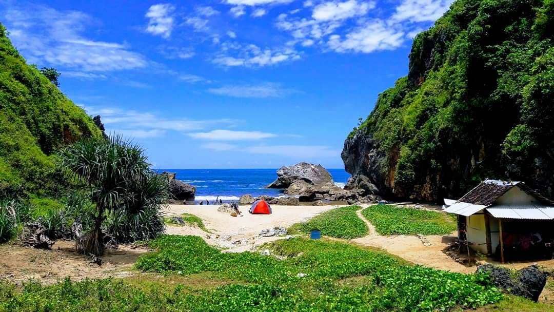 Pantai Wohkudu, 1. Pantai Widodaren, 2. Pantai Sedahan, 3. Pantai Kesirat, 4. Pantai Jungwok, 5. Pantai Greweng, 6. Pantai Ngrawah, 7. Pantai Srakung, 8. Pantai Wohkudu, 9. Pantai Wedi Ombo, 10. Pantai Peyuyon