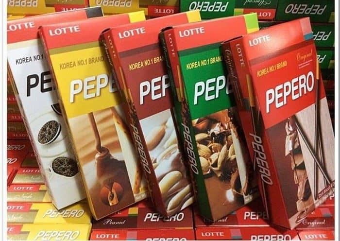 Pepero, 1. Ramyeon Instan, 2. Schnee Pang, 3. Butter Caramel Pringles, 4. Tteokbokki, 5. Chocolate Rice Cake Pie, 6. Pepero, 7. Permen Jelly Yakult, 8. Kimchi, 9. Teh Disney Tsum-Tsum, 10. Binggrae Banana Milk, 11. Snoopy Milk