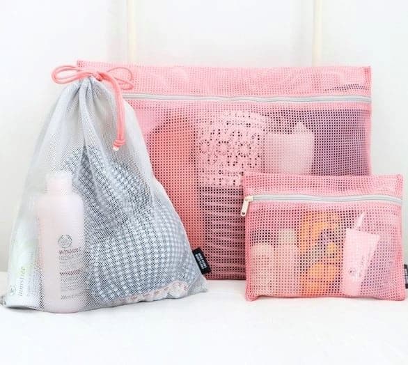 Persiapkan Travel Pouch, 1. Catat Barang Bawaan, 2. Bawa Baju Sesuai Kebutuhan, 3. Persiapkan Travel Pouch, 4. Sesuaikan Barang Bawaan dengan Kondisi Cuaca, 5. Gulung Pakaian Agar Lebih Praktis, 6. Gunakan Metode Bundling, 7. Susun Pakaian dan Barang, 8. Selipkan Barang Kecil, 9. Sisakan Ruang Kosong di Ranselmu