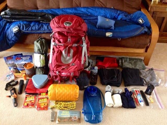 1. Catat Barang Bawaan, 2. Bawa Baju Sesuai Kebutuhan, 3. Persiapkan Travel Pouch, 4. Sesuaikan Barang Bawaan dengan Kondisi Cuaca, 5. Gulung Pakaian Agar Lebih Praktis, 6. Gunakan Metode Bundling, 7. Susun Pakaian dan Barang, 8. Selipkan Barang Kecil, 9. Sisakan Ruang Kosong di Ranselmu