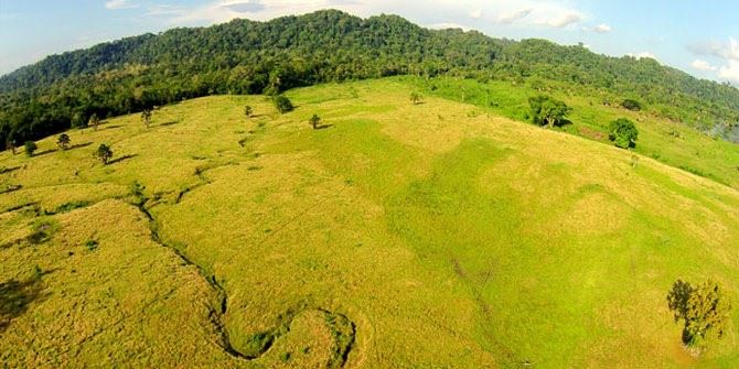 1. Padang Sabana di Gunung Bromo, 2. Sabana Bukit Teletubbies di Puncak Gunung Prau, 3. Taman Nasional Baluran, Afrika-nya Indonesia, 4. Sabana Cikasur, Gunung Argopuro, 5. Taman Nasional Alas Purwo, Surga di Banyuwangi, 6. Merbabu, Gunung dengan Luasnya Sabana, 7. Sembalun, Sabana Terbaik di Gunung Rinjani, 8. Hamparan Padang Rumput di Kawah Wurung Bondowoso, 9. Pulau Kenawa, Sabana dengan Bukit Menjulang, 10. Sabana Sumba Timur