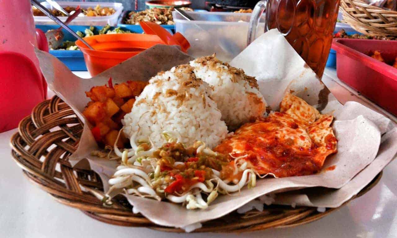 nasi kasreng, 1. Kwecang, 3. Nasi Kasreng, 4. Ketempling, 5. Tahu Lamping, 6. Rujak Kangkung, 7. Golono, 8. Peuyeum Ketan, 9. Kue Satu, 10. Keripik Gadung