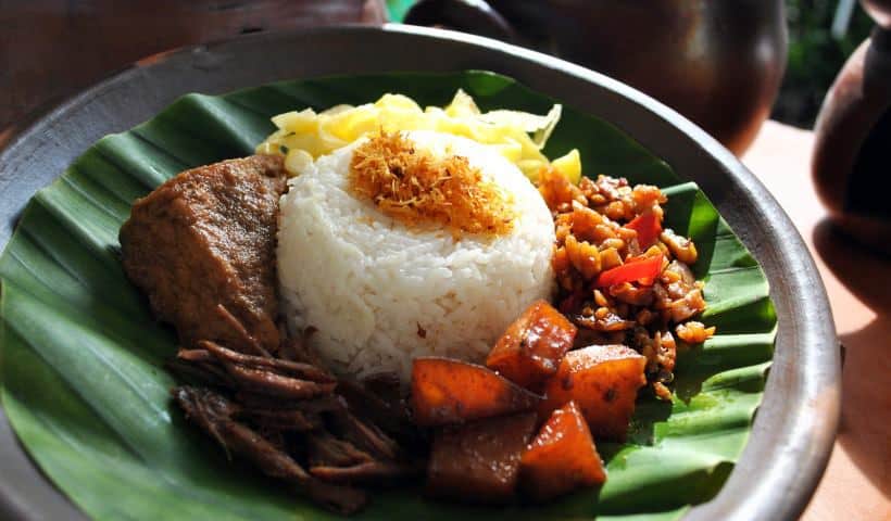 nasi jamblang, 1. Nasi Jamblang, 2. Empal Gentong, 3. Tahu Gejrot, 4. Nasi Lengko, 5. Sate Kalong, 6. Mie Koclok, 7. Empal Asam, 8. Kue Tapel, 9. Docang, 10. Kue Gapit