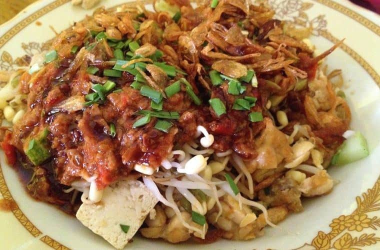 nasi lengko, 1. Nasi Jamblang, 2. Empal Gentong, 3. Tahu Gejrot, 4. Nasi Lengko, 5. Sate Kalong, 6. Mie Koclok, 7. Empal Asam, 8. Kue Tapel, 9. Docang, 10. Kue Gapit