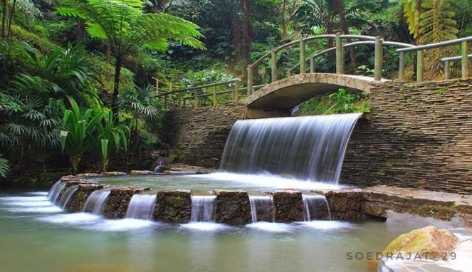 curug cipeuteuy, 1. Telaga Herang, 2. Lembah Panyaweuyan, 3. Kebun Teh Cipasung, 4. Cadas Gantung, 5. Curug Muara Jaya, 6. Petilasan Prabu Siliwangi, 7. Curug Cipeuteuy, 8. Wisata Paralayang Gunung Panten, 9. Situ Cikuda, 10. Jembar Waterpark