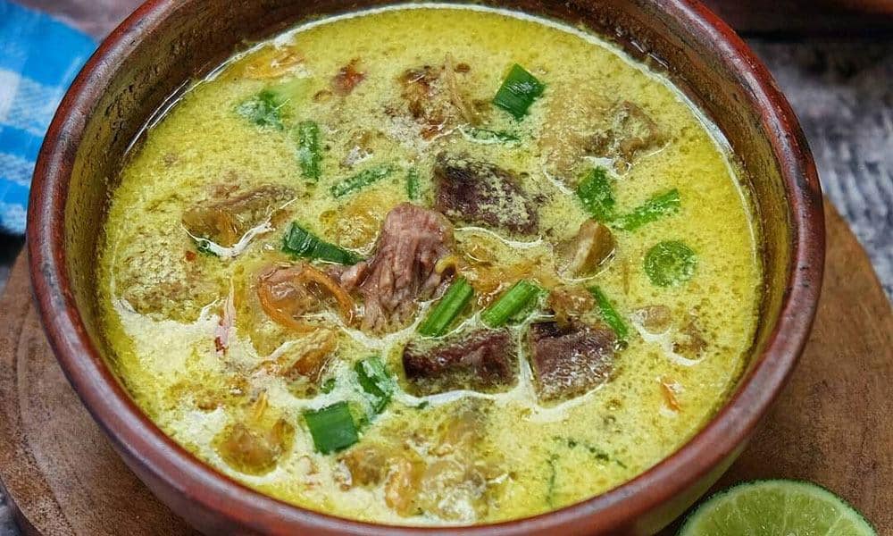 makanan khas cirebon empal gentong, 1. Nasi Jamblang, 2. Empal Gentong, 3. Tahu Gejrot, 4. Nasi Lengko, 5. Sate Kalong, 6. Mie Koclok, 7. Empal Asam, 8. Kue Tapel, 9. Docang, 10. Kue Gapit