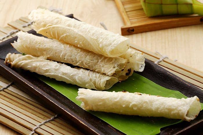 kue gapit, 1. Nasi Jamblang, 2. Empal Gentong, 3. Tahu Gejrot, 4. Nasi Lengko, 5. Sate Kalong, 6. Mie Koclok, 7. Empal Asam, 8. Kue Tapel, 9. Docang, 10. Kue Gapit