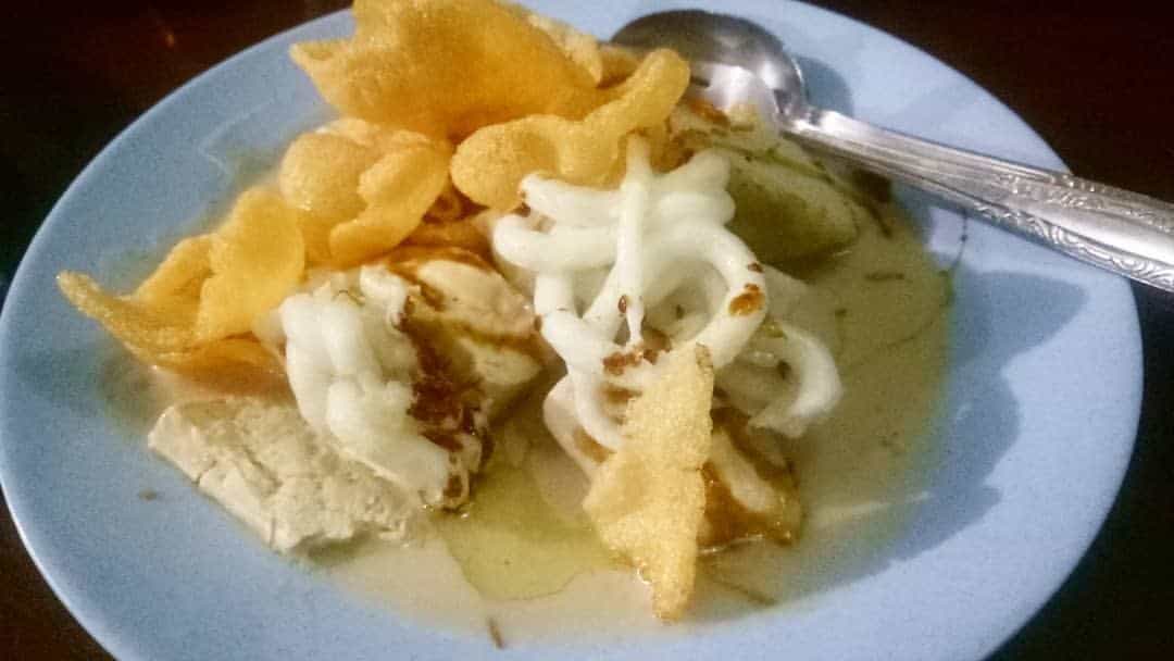 lontong garasi, 1. Tauco, 2. Bubur Ayam Cianjur, 3. Ikan Pesmol, 4. Roti Tan Keng Cu, 5. Manisan Cianjur, 6. Cookies Tauco, 7. Roti Popon, 8. Lontong Garasi, 9. Stik Kentang, 10. Gepuk Ayam Karwati Cianjur
