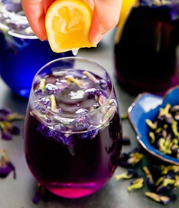 Nam Dok Anchan, 1. King Mango Tea, 2. Oliang, 3. Cha Manao, 4. Nam Manao, 5. Nam Dok Anchan, 6. Thai Coconut Shake, 7. Nam Som, 8. Pomegranate Juice, 9. Nom Yen, 10. Nam Matoom, 11. Nam Dang-Mu Pan, 12. Nam Bi Tua