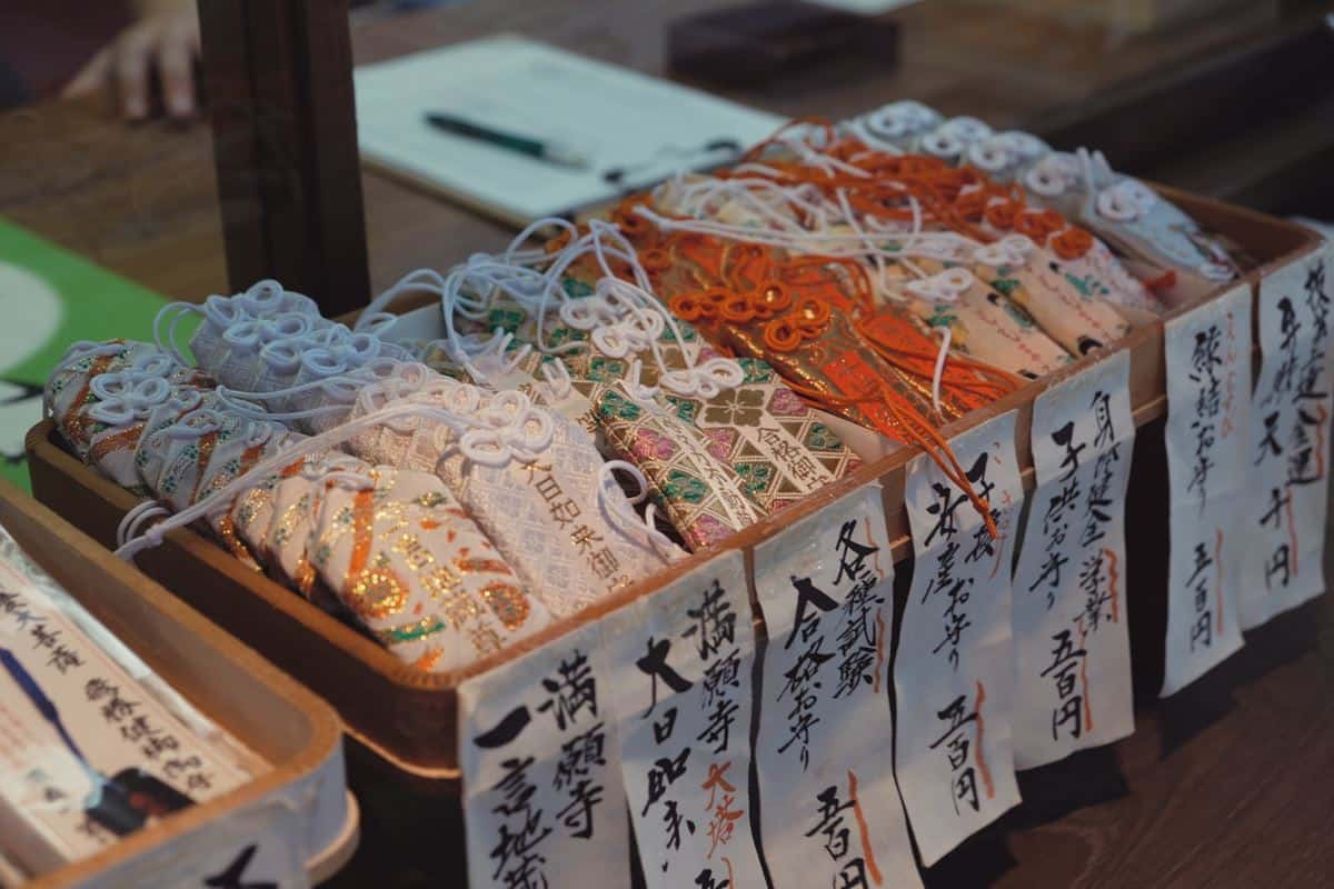 Omamori, 1. Omamori, 2. Furin, 3. Gantungan Kunci, 4. Sensu, 5. Magnet, 6. Furikake, 7. Kartu Pos, 8. Sumpit, 9. Tenugui, 10. Origami, 11. Pasta Miso, 12. Makanan Ringan
