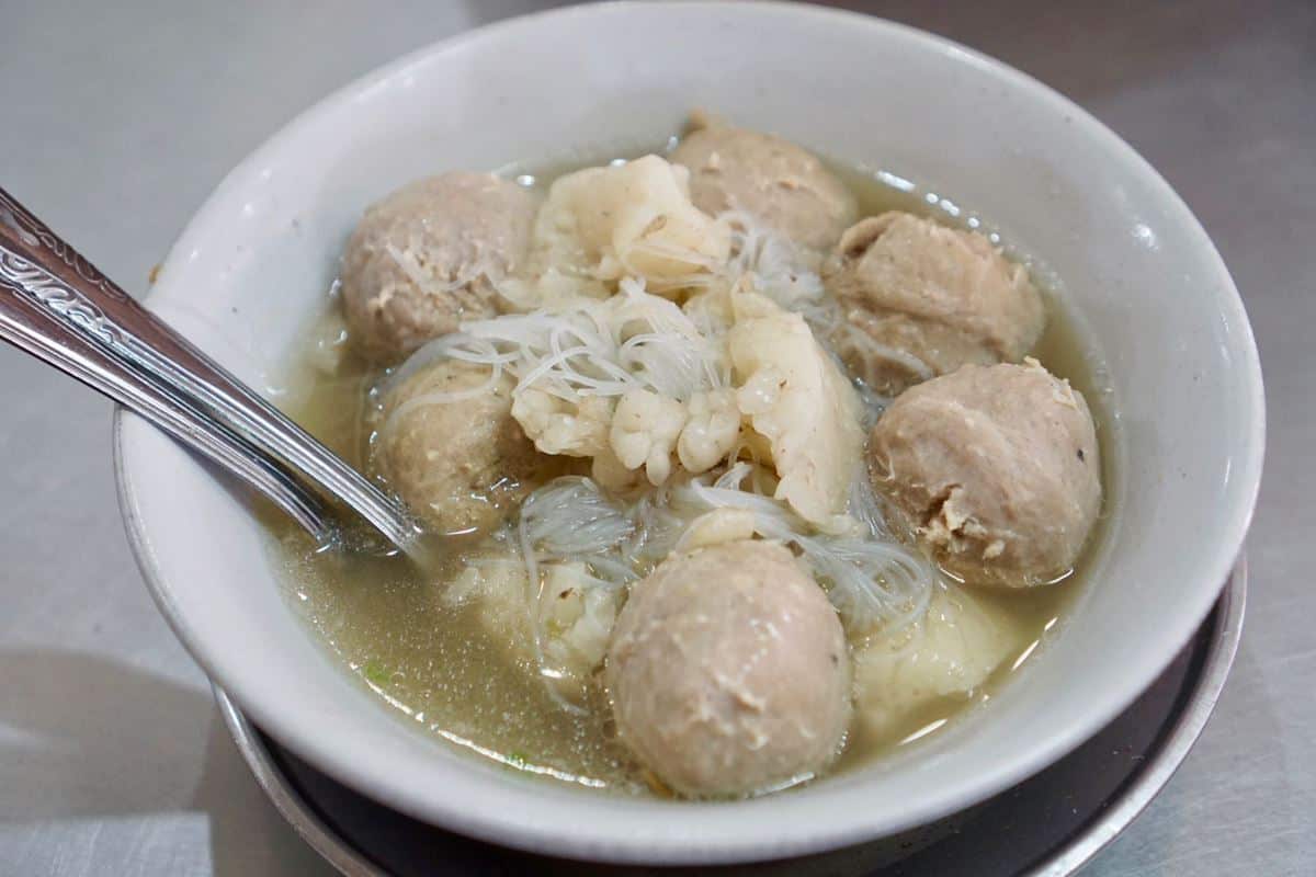 Bakso Sony, 1. Pempek Lampung, 2. Kopi Cap Bola Dunia, 3. Manisan Lampung, 4. Keripik Pisang, 5. Sambal Goreng Udang, 6. Sambal Lampung, 7. Pie Susu Pisang, 8. Kerupuk Kemplang (Amplang), 9. Bakso Sony