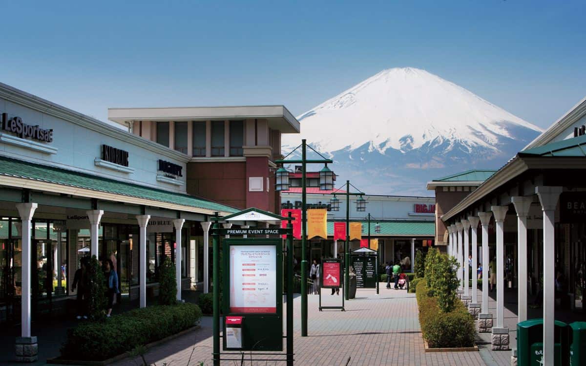 Gotemba Premium Outlets, 1. BrandFirst, 2. Mitsui Outlet Park, 3. Gotemba Premium Outlets, 4. Takashimaya Times Square, 5. Roko Shira, 6. Komehyo, 7. Venus Fort, 8. Sano Premium Outlets, 9. Daikokuya, 10. Ami Premium Outlets