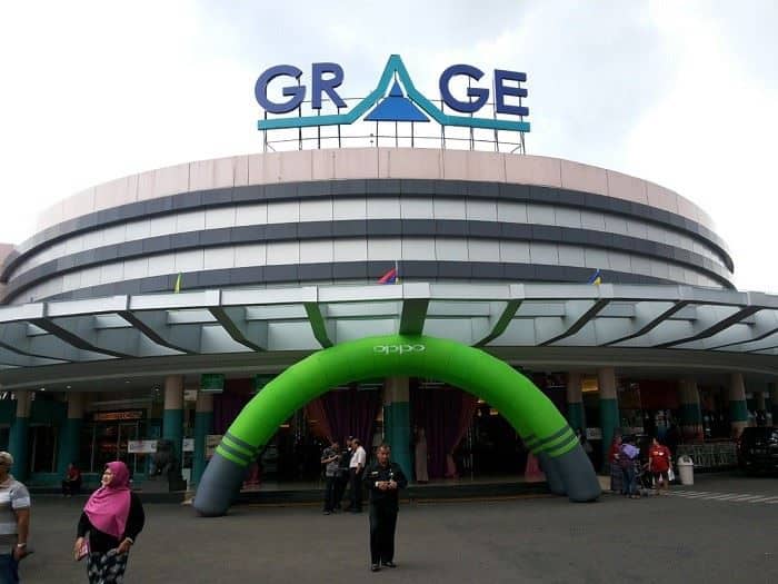 Grage Mall, 1. Batik Trusmi Lisa, 2. Cirebon Super Blok (CSB) Mall, 3. Transmart Carrefour Cirebon, 4. Giant Cirebon, 5. Surya Toserba, 6. PGC Mall, 7. Grage City Mall, 8. Gunungsari Trade Center, 9. Grage Mall