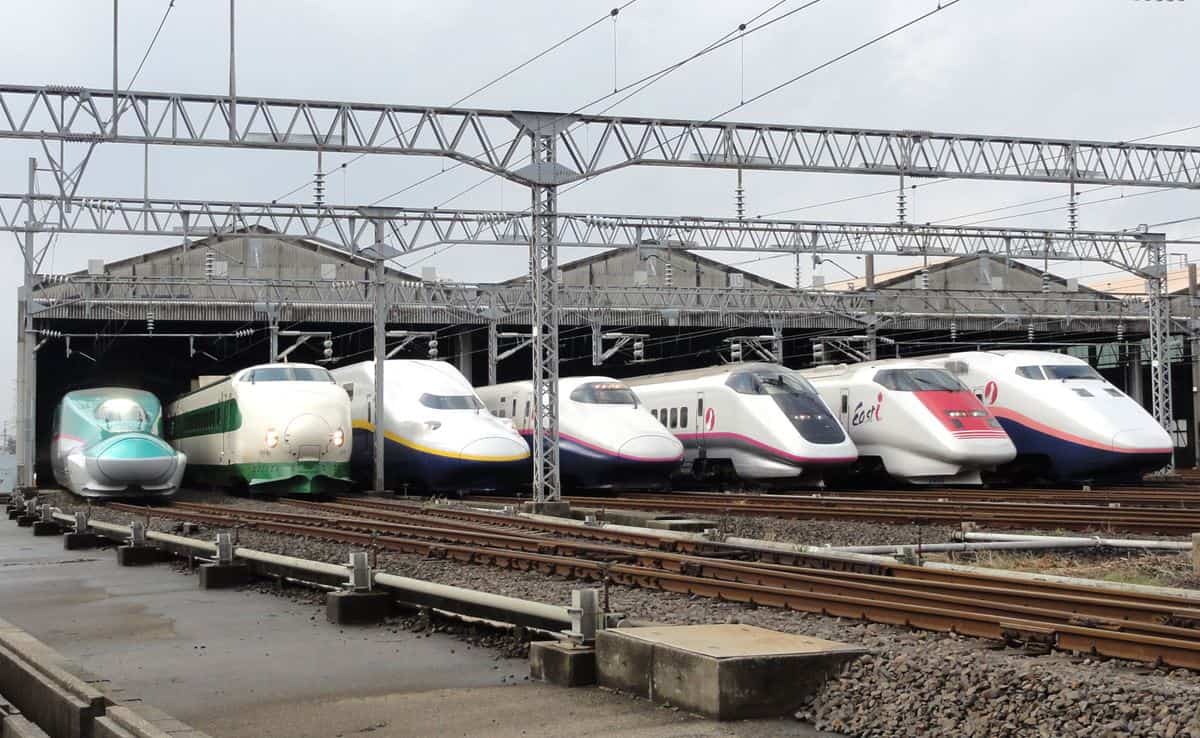 Kereta, 1. Kereta, 3. Taksi, 4. Kapal Feri, 5. Sepeda, 6. Pesawat