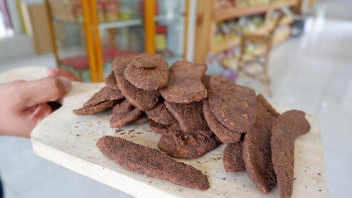 Keripik Pisang, 1. Pempek Lampung, 2. Kopi Cap Bola Dunia, 3. Manisan Lampung, 4. Keripik Pisang, 5. Sambal Goreng Udang, 6. Sambal Lampung, 7. Pie Susu Pisang, 8. Kerupuk Kemplang (Amplang), 9. Bakso Sony