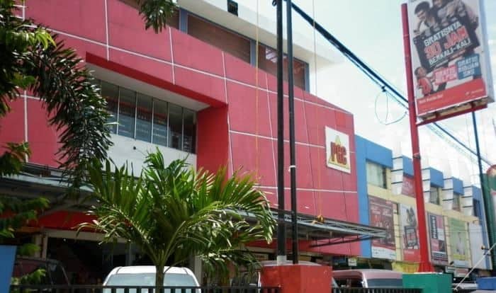 PGC Mall, 1. Batik Trusmi Lisa, 2. Cirebon Super Blok (CSB) Mall, 3. Transmart Carrefour Cirebon, 4. Giant Cirebon, 5. Surya Toserba, 6. PGC Mall, 7. Grage City Mall, 8. Gunungsari Trade Center, 9. Grage Mall