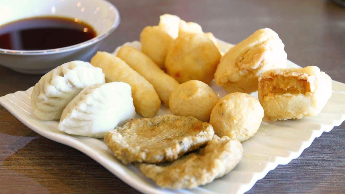 Pempek Lampung, 1. Pempek Lampung, 2. Kopi Cap Bola Dunia, 3. Manisan Lampung, 4. Keripik Pisang, 5. Sambal Goreng Udang, 6. Sambal Lampung, 7. Pie Susu Pisang, 8. Kerupuk Kemplang (Amplang), 9. Bakso Sony