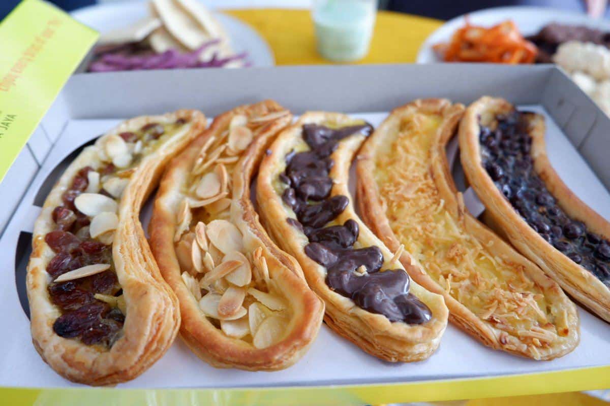 Pie Susu Pisang, 1. Pempek Lampung, 2. Kopi Cap Bola Dunia, 3. Manisan Lampung, 4. Keripik Pisang, 5. Sambal Goreng Udang, 6. Sambal Lampung, 7. Pie Susu Pisang, 8. Kerupuk Kemplang (Amplang), 9. Bakso Sony