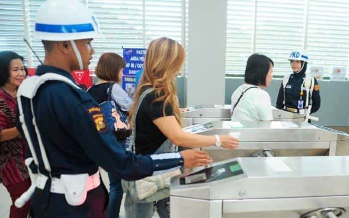 Tap in Tiket LRT-mu, 1. Pesan Tiket LRT, 2. Ketahui Sejumlah Stasiun LRT Palembang serta Zona Rutenya, 3. Tap in Tiket LRT-mu, 4. Tunggu LRT di Bangku Khusus Penumpang, 5. Tunggu Hingga Penumpang LRT Sebelumnya Keluar, 6. Masuk dengan Tertib dan Jangan Makan-Minum di Dalam, 7. Beri Kursi Prioitas untuk yang Membutuhkan, 8. Pastikan Barang Tak Tertinggal dan Tap Out Tiketmu