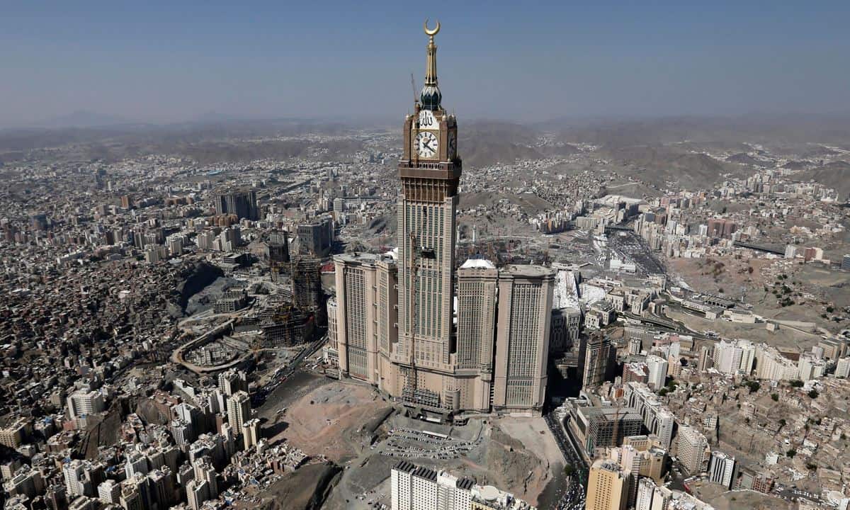 Abraj Al Bait, 1. Abraj Al Bait, 2. Central do Brasil, 3. Duquesne Brewery Clock, 4. Grozny-City Towers Façade Clocks, 5. Allen-Bradley Clock Tower, 6. Moscow State University, 7. Gereja Santo Petrus, Zürich, 8. Oslo City Hall, 9. Metropolitan Life Insurance Company Tower, 10. Philadelphia City Hall