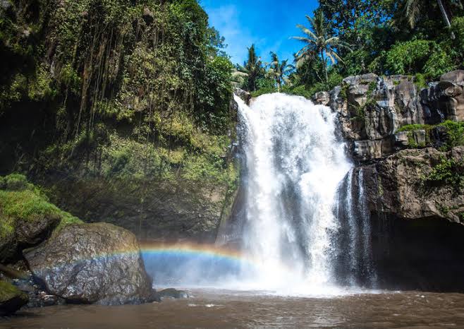 1. Pura Tirta Empul, 2. Rumah Topeng dan Wayang Setia Darma, 3. Bali Bird Park, 4. Air Terjun Tegenungan, 5. Pura Taman Saraswati, 6. Komaneka Art Gallery, 7. Ubud Monkey Forest, 8. Tanah Lot, 9. Pasar Seni Ubud, 10. Pantai Amed