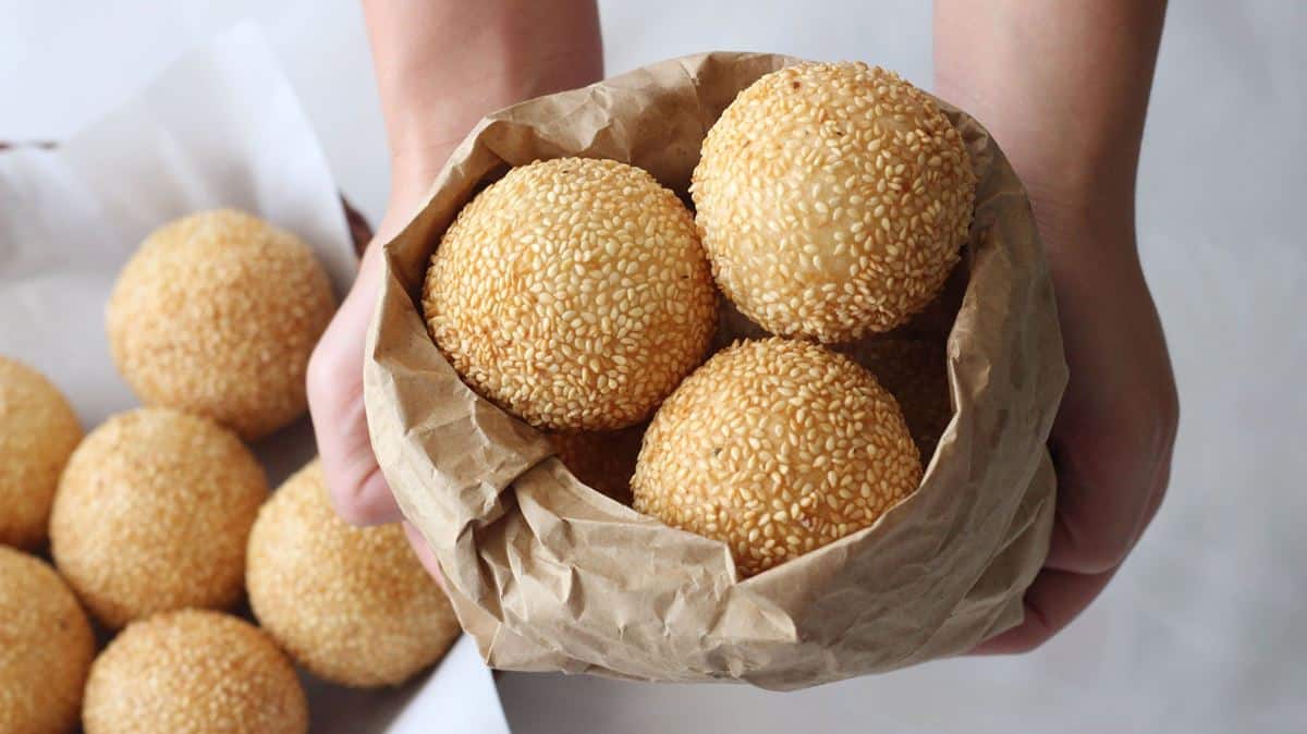 Banh Cam, 2. Goi Cuon, 3. Bo Luc Lac, 4. Banh Khot, 5. Ca Kho To, 6. Chao Ga, 7. Banh Cam, 8. Xoi La Dua, 9. Com Rang (Nasi Goreng)