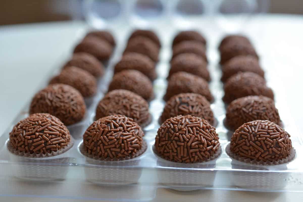 Brigadeiro, 1. Moqueca, 2. Feijoada, 3. Quindim, 4. Pão de Queijo, 5. Salpicão, 6. Brigadeiro, 7. Acarajé, 8. Coxinha, 9. Churrasco, 10. Vatapá