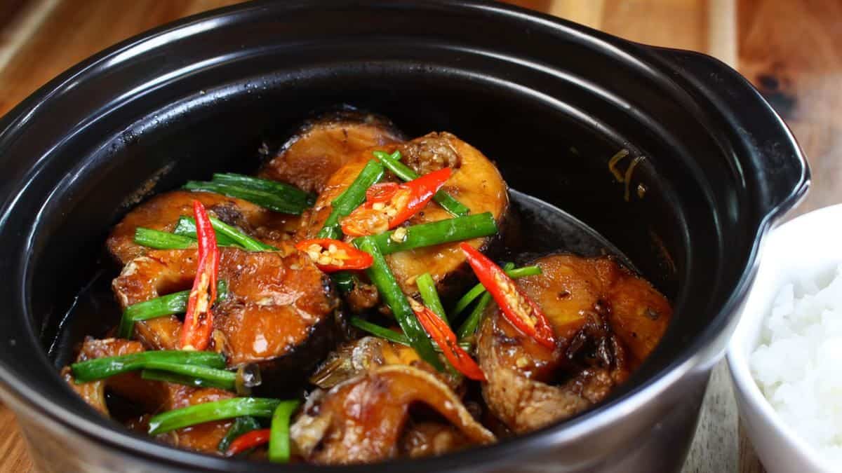 Ca Kho To, 2. Goi Cuon, 3. Bo Luc Lac, 4. Banh Khot, 5. Ca Kho To, 6. Chao Ga, 7. Banh Cam, 8. Xoi La Dua, 9. Com Rang (Nasi Goreng)