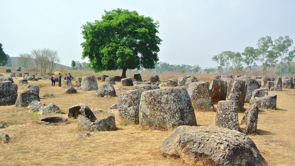 Dataran Guci di Phonsavan, 1. Luang Prabang, 2. Vientiane, 3. Vang Vieng, 4. Phonsavan, 5. Kepulauan Si Phan Don, 6. Luang Namtha, 7. Tham Kong Lo, 8. Cagar Alam Bokeo, 9. Nong Khiaw, 10. Huay Xai