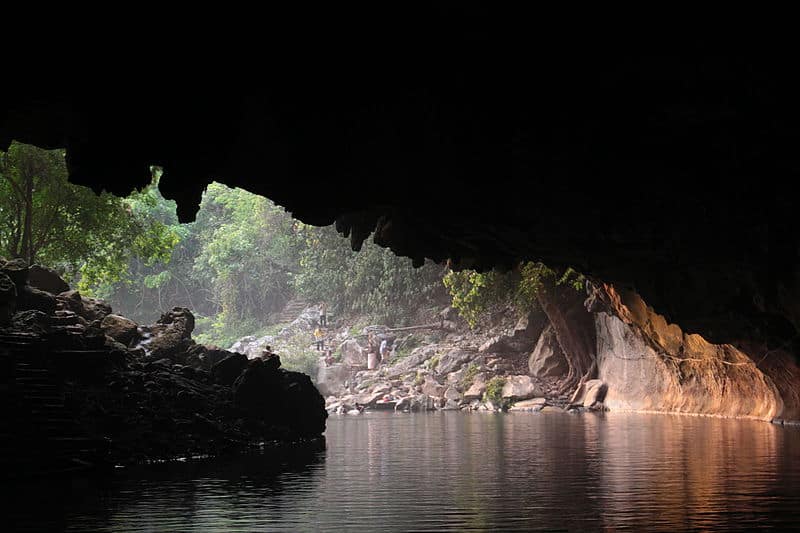 Gua Tham Kong Lo, 1. Luang Prabang, 2. Vientiane, 3. Vang Vieng, 4. Phonsavan, 5. Kepulauan Si Phan Don, 6. Luang Namtha, 7. Tham Kong Lo, 8. Cagar Alam Bokeo, 9. Nong Khiaw, 10. Huay Xai